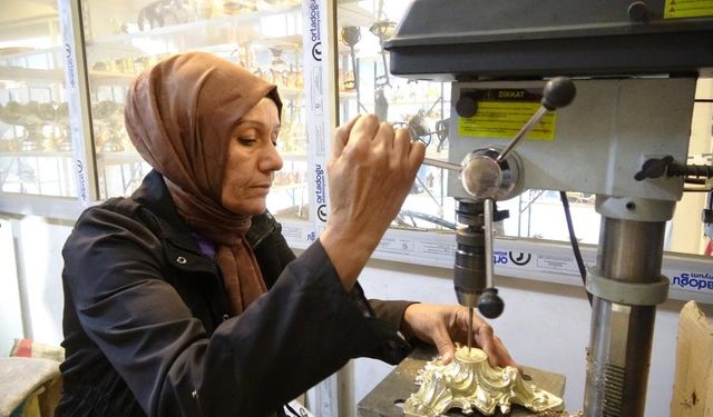 Eşinden öğrendi, dökümü sanat eserine dönüştürüyor