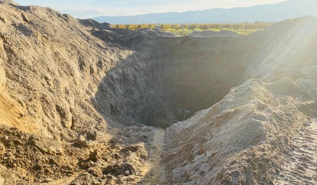 Devasa çukur kazıp tarihi eser aradılar