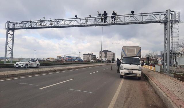 Kazada zarar gören otoyol plaka tanıma sistemi direği yenilendi