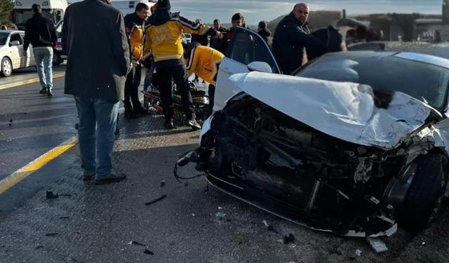 Kırklareli'de sınır kapısı yolunda iki otomobil çarpıştı: 5 yaralı