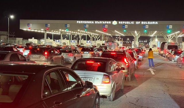 Yılbaşı alışverişini Edirne'de yapan Bulgaristan vatandaşları, dönüşte sınır kapılarında yoğunluk oluşturdu
