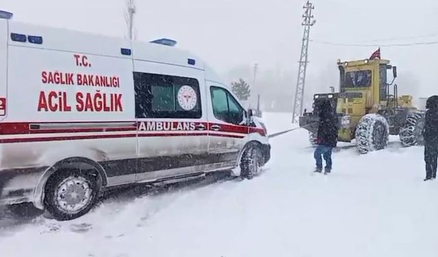 Sivas'ta hamile kadın rahatsızlandı, kapanan yolu açmak için ekipler seferber oldu