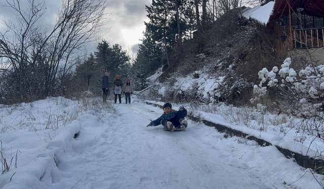 Çocuklar karın tadını poşetlerle kayarak çıkardı