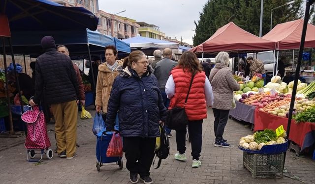 Cumartesi Pazarı’nda Soğuğa Rağmen Yoğunluk
