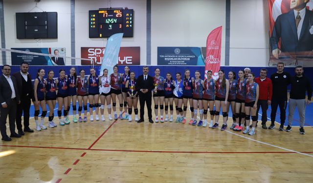 Genç Kızlar Voleybol Şampiyonu Akım Koleji Oldu