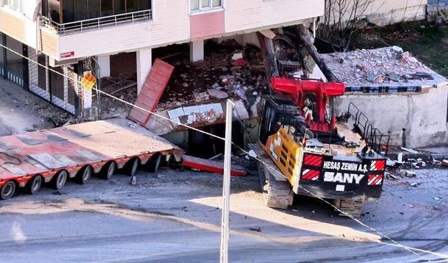 Başakşehir'de tırdan kopan vinç, 2 araca ve bir binaya çarptı