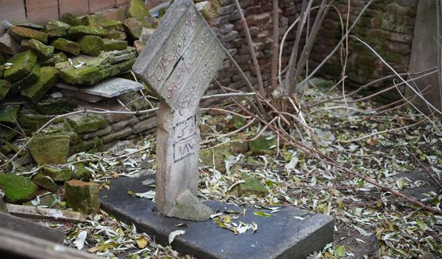 Edirne'de ilginç manzara: Osmanlı dönemi kabri apartman bahçesinde kaldı