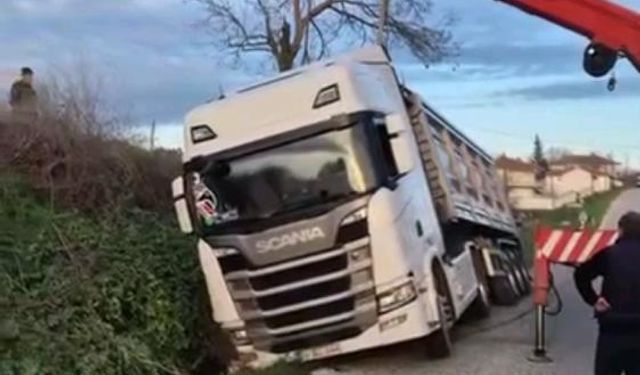 Edirne'de peş peşe kazalar: Hamzabeyli yolunda otomobil tıra çarptı, Demirhamlı'da tır sulama kanalında durabildi