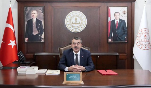 Bakan Tekin: "Evlatlarımızın karne heyecanını içtenlikle paylaşıyorum"
