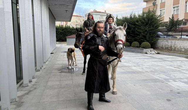 Atlarla geldiler: Film kostümüyle masal gibi nikah