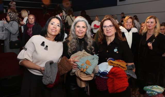 Bursa'da yüzlerce kadın aynı anda iyilik için ilmek attı