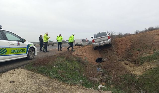 Aşırı hız ve gizli buzlanma nedeniyle otomobil tarlaya uçtu