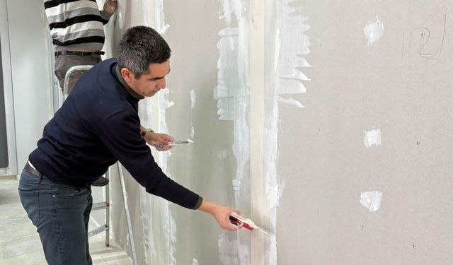 MYO müdürü okuldaki tadilat işlerini kendi elleriyle yapıyor
