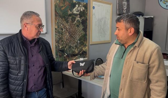 Muratlı’da örnek davranış: Parkta bulduğu çantayı zabıtaya teslim etti