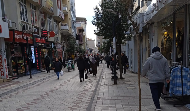 Cumhuriyet Caddesi’nde Kış Hareketliliği