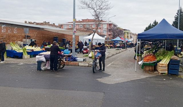 Cumartesi Pazarı’nda Sebze ve Meyve Fiyatları Yükseldi