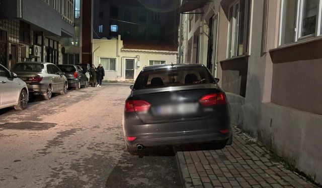 Kaldırıma Park Tepkisi: Yayalar Yola İniyor