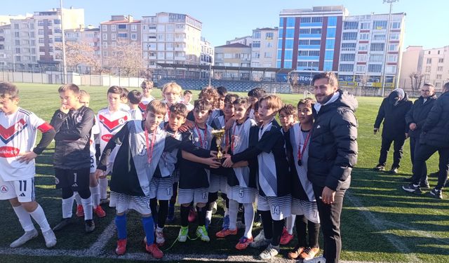 Küçük Erkekler Futbolda İl Şampiyonu Akım Koleji