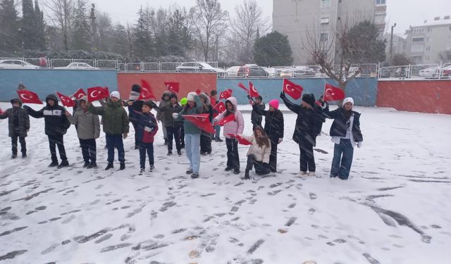 Kar ile bayraklar birleşti, okullar kırmızı-beyaza büründü