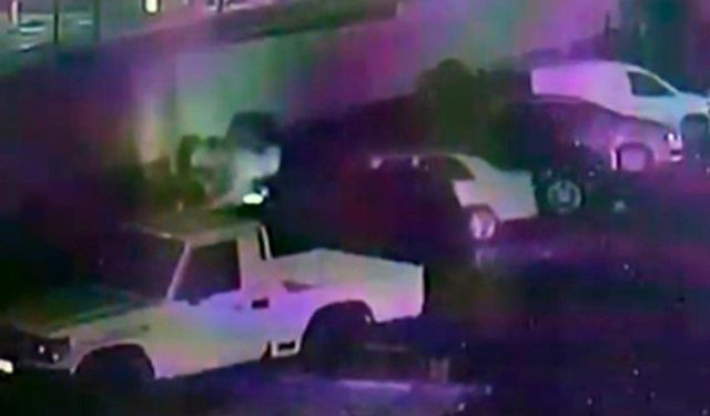 Isınmak için yaktığı ateş 5 aracı küle çevirdi