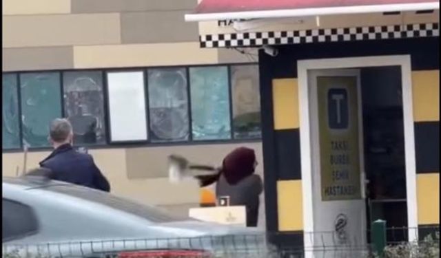 Taksi bulamayınca durağı böyle dağıttı, görenler şoka girdi