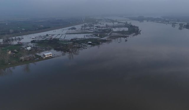 Edirne'de "turuncu alarm" seviyesindeki Meriç Nehri'nde su debisi düşmeye başladı