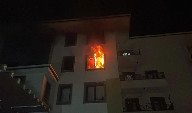 Tartıştığı annesine kızıp daireyi ateşe verdi: 10 kişi dumandan etkilendi