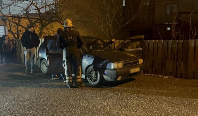 Tekirdağ'da otomobil bahçe duvarına çarptı