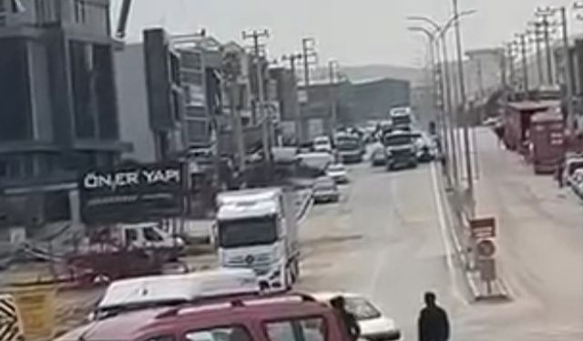 Polis kovalamacasında film gibi anlar: Şüpheli araç kamyon şoförünün hamlesiyle durduruldu