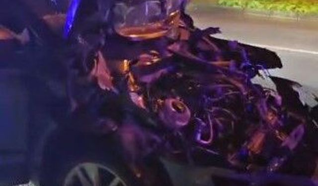 Temizlik aracına çarpan otomobil hurdaya döndü