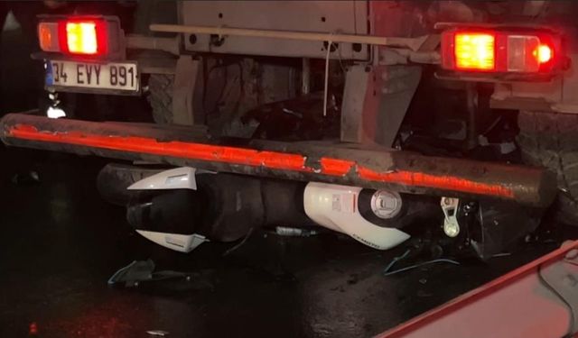 Küçükçekmece’de seyir halindeki motosiklet, temizlik aracının altına girdi: 2 ölü