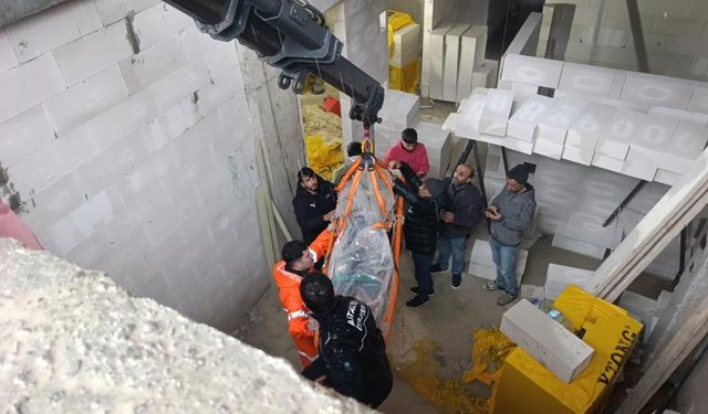 İnşaatta düşen işçi vinç yardımıyla kurtarıldı