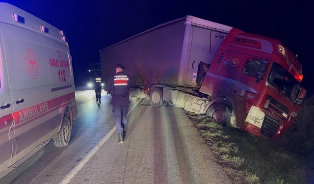 Tır devrilmekten son anda kurtuldu