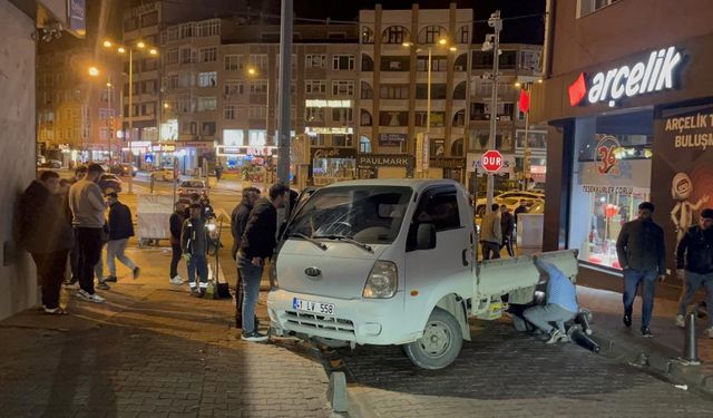 Çalıntı araçla yakıt alırken polisi gördü, kaçarken direğe çarptı