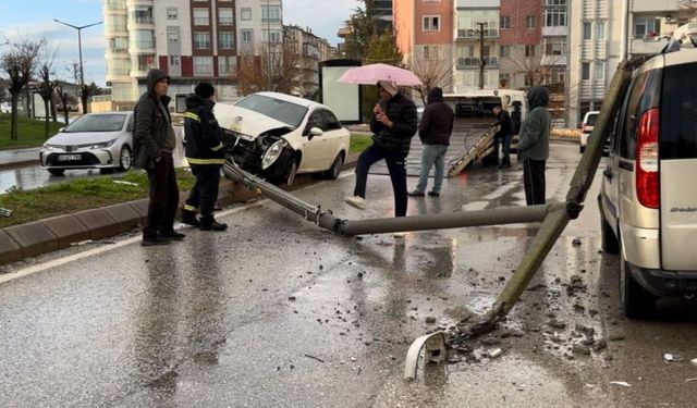 Alkollü sürücünün çarptığı direk başka bir aracın üzerine devrildi