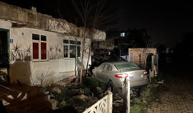 Ergene'de otomobil evin bahçesine daldı
