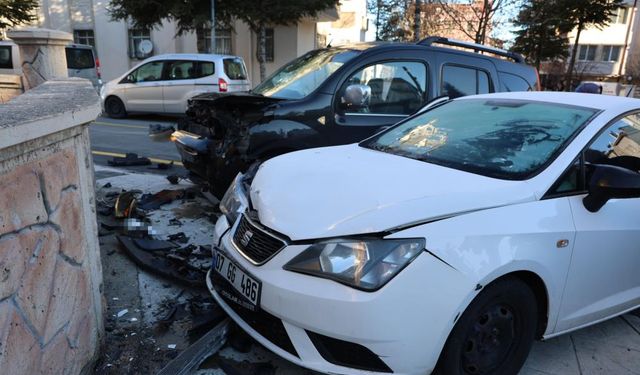 Buzlu camla trafiğe çıktı, kazaya neden oldu: 2 yaralı