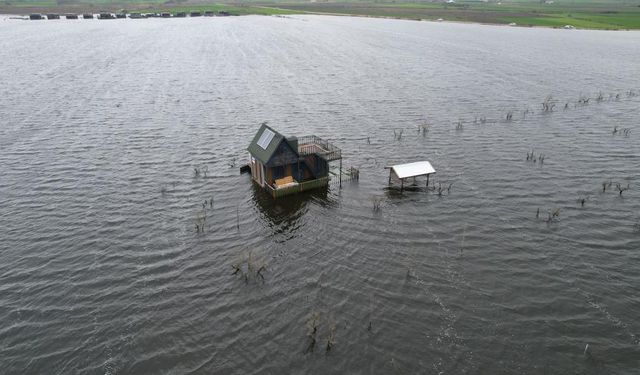 Yüzen evler...Ulubat Gölü taştı, felaket havadan görüntülendi