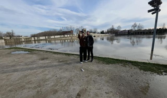 Edirneliler taşkın riski bulunan nehir kenarına akın etti