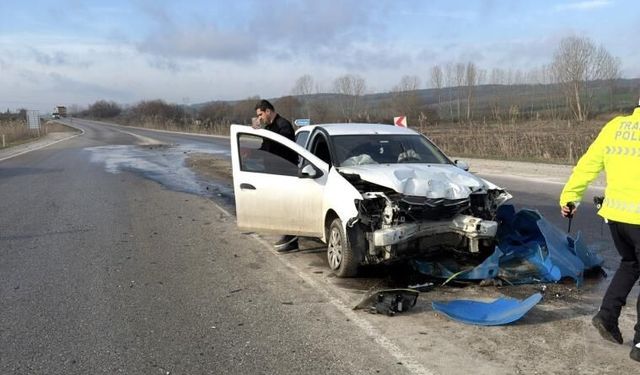 Otomobil refüj başı yön tabelasına çarptı