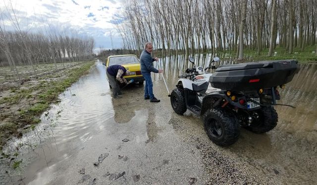Edirne’de taşkın suları bedava yıkamaya dönüştü: Taşkını fırsata çevirdiler