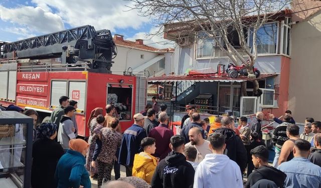 Yangında kuşları yanan çocuğu mahalle sakinleri teselli etti