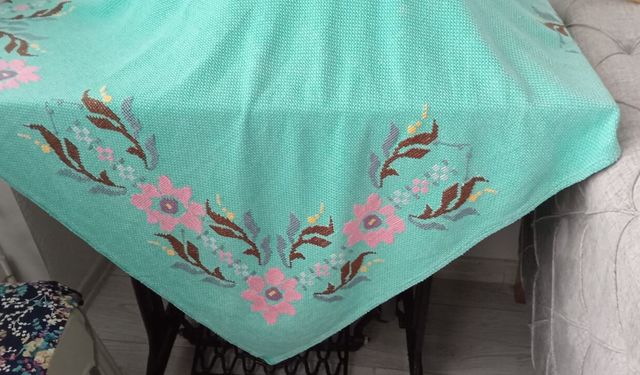 El İşi Masa Örtüleri Evleri Süslüyor