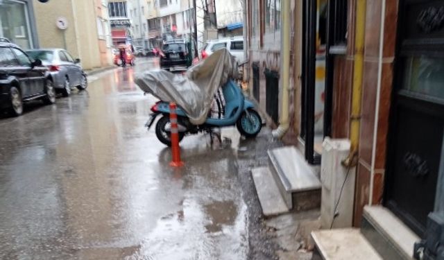 Yağışlı Havada Motosikletler Brandayla Korunuyor