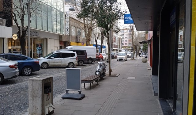 Caddeler Sessizliğini Koruyor