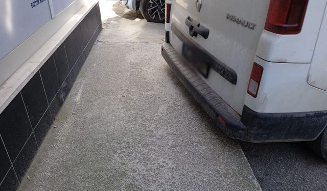 Kırklareli’nde Kaldırımlar Araçlara Teslim