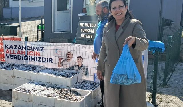 Edirne'de 350 kilogram hamsi dağıtıldı