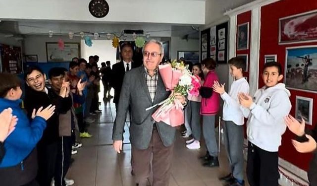 Muratlı'da emekli olan öğretmene duygusal veda