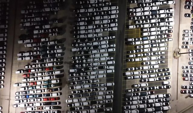 Haydarpaşa Limanı'nda gece mesaisi: 2026 model araçlar limana indirildi