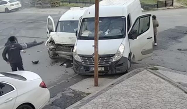 Cadde ile sokağın kesişiminde çarpıştılar: 4 yaralı